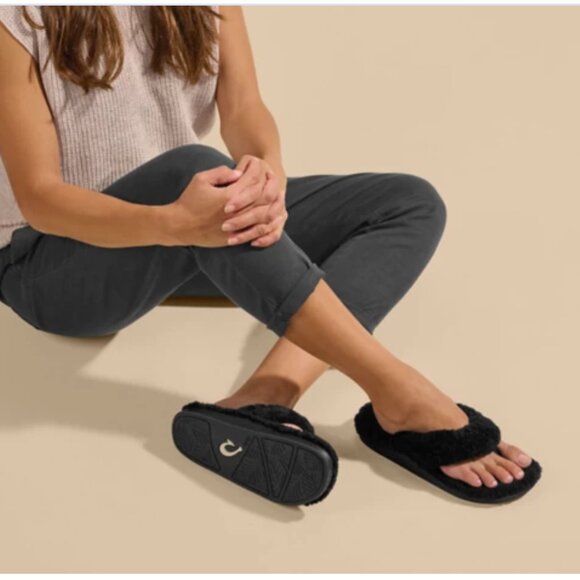 NWT OluKai Women's 11 OluKai Kipe'a Heu Flip Flop Slippers Sandals Black Fuzzy - Picture 1 of 13